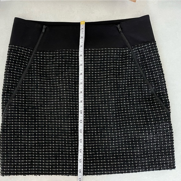 Theory/ Tweed Mini skirt/ Wool blend/ Zippered/ Black & white/ Size US 4 - Picture 14 of 15